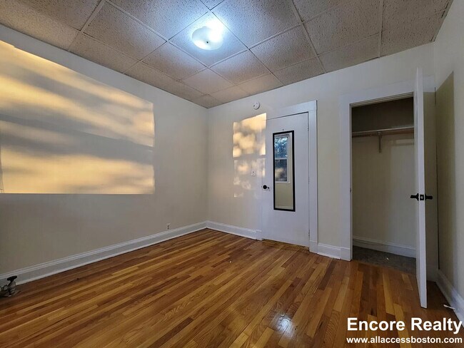 Photo - 364 Riverway Unidad 9