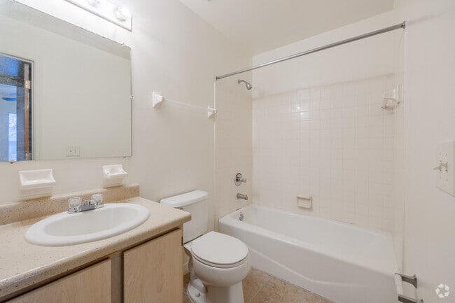 2BR, 2BA - 961SF - Bathroom