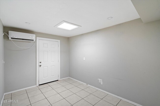 Photo - 703 W 1st St