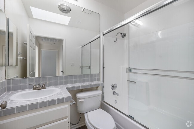 1BR, 1BA 2BR - 850SF - Bathroom