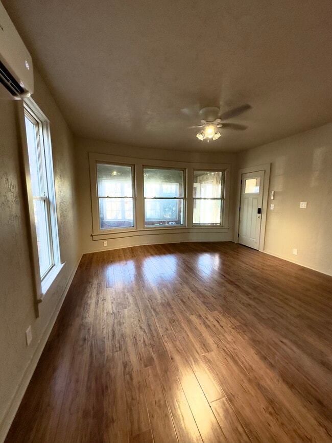 Building Photo - 1005 Broadway Ave Unit 2