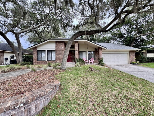 Photo - 721 Endeavour Dr S