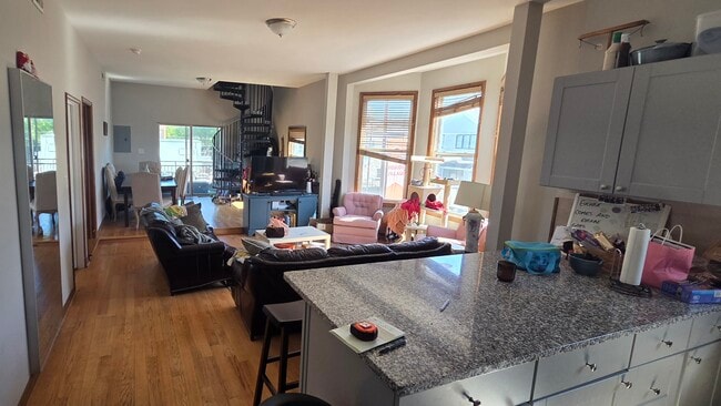 Photo - 2000 W Roscoe St Unit 2R