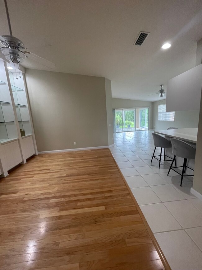 Photo - 4949 Kingston Way