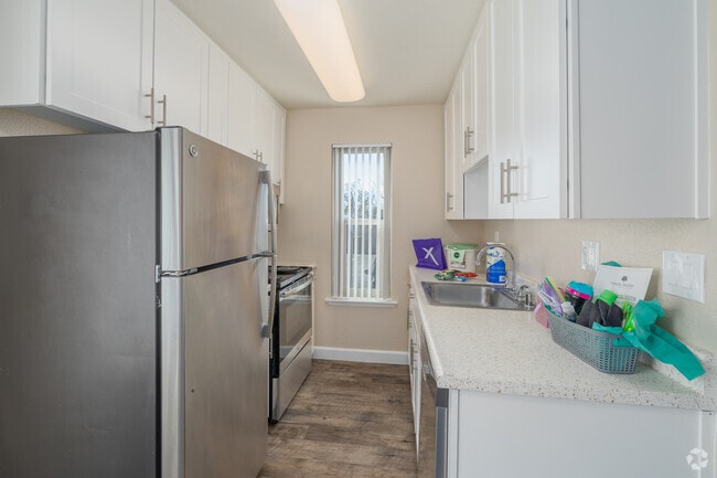 1BR, 1BA - 560SF w/ White Cabinets - Kitchen