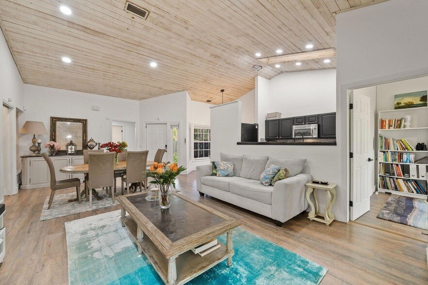 Photo - 465 Goldenwood Way