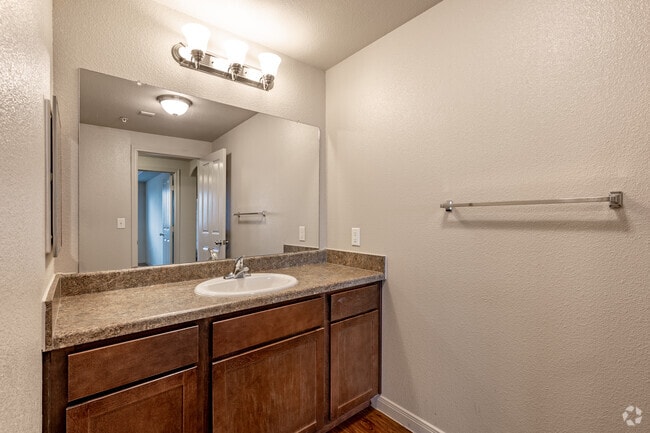 1BR, 1BA - 746SF - Bathroom