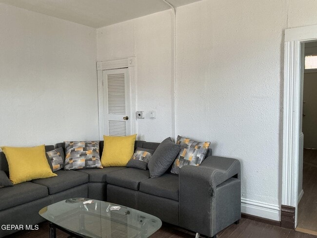 Photo - 308 Hills St