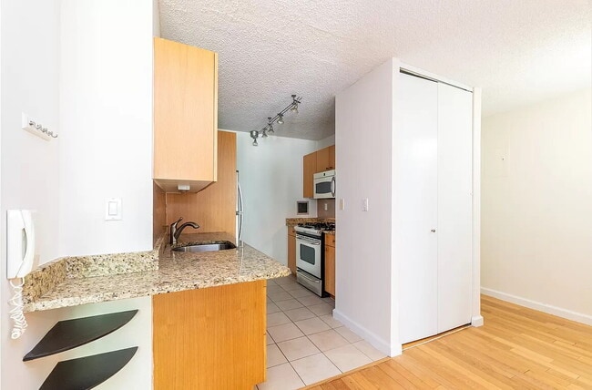 Building Photo - super One Bdrm with large windows flood the apartment