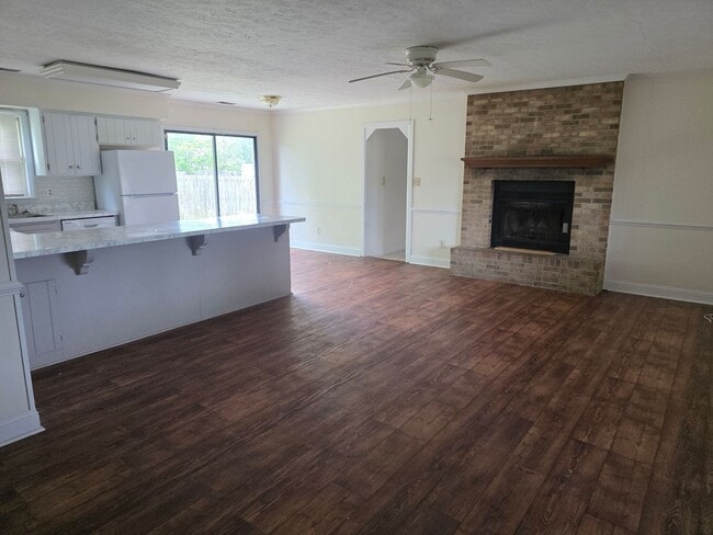 Photo - 4 Bedroom house with bonus room and large yard.