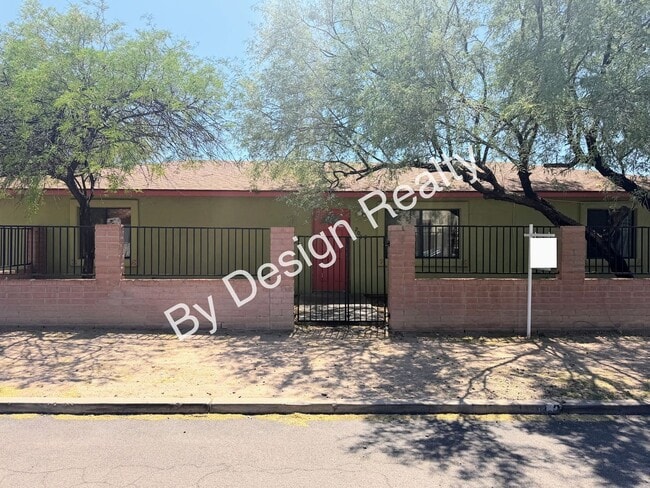 Building Photo - Modern 4 Bed 5 Bath Near UofA – Private Baths & Off-Street Parking