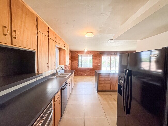 505 E Loma Vista Dr