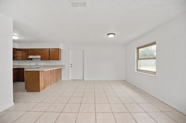 Photo - Spacious 3-Bedroom Home with Fireplace, Split Floor Plan & Screened Lanai in Southeast Ocala!