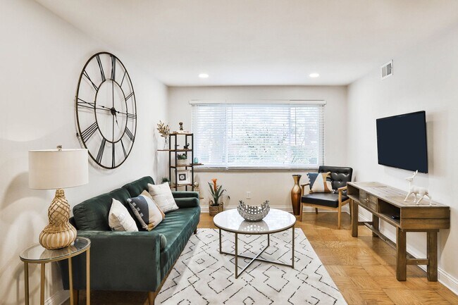 Photo - 7055 Hampton Ave Unidad #302