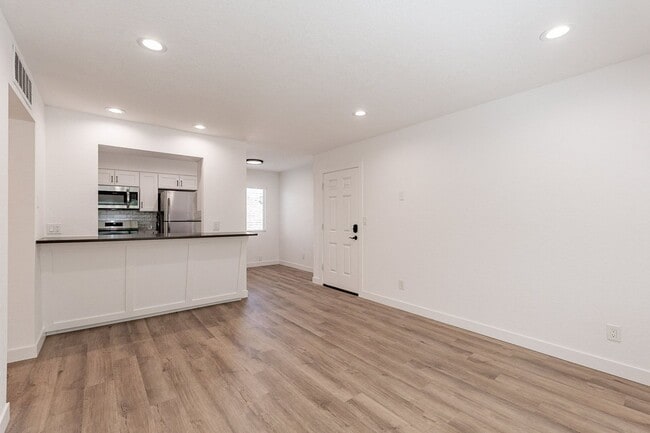 Building Photo - Euclid &amp; 10th Apartments