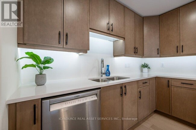 Photo - 905 Bamford Ter