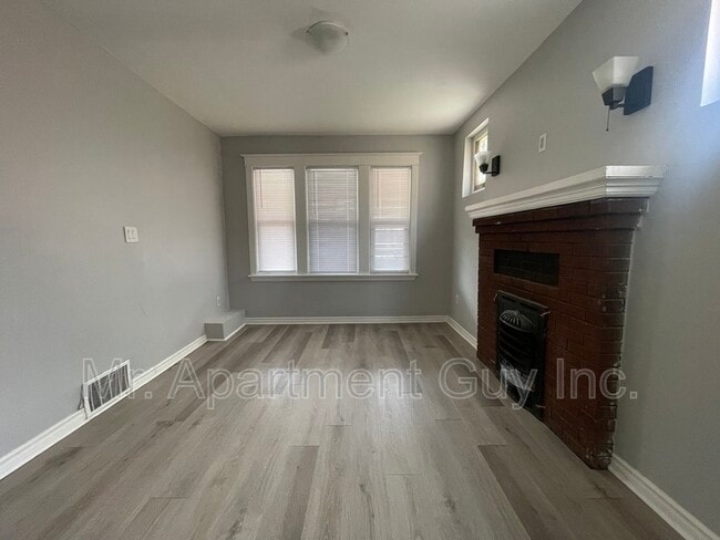Building Photo - 151 Wentworth St S Unit 1