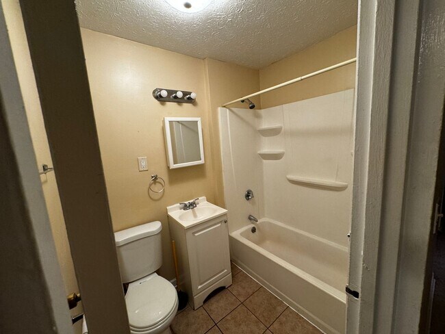 Photo - 4 Bedrooms 2 Bath Apartment with Heat and Hot Water Included!! Unit 1083-3L