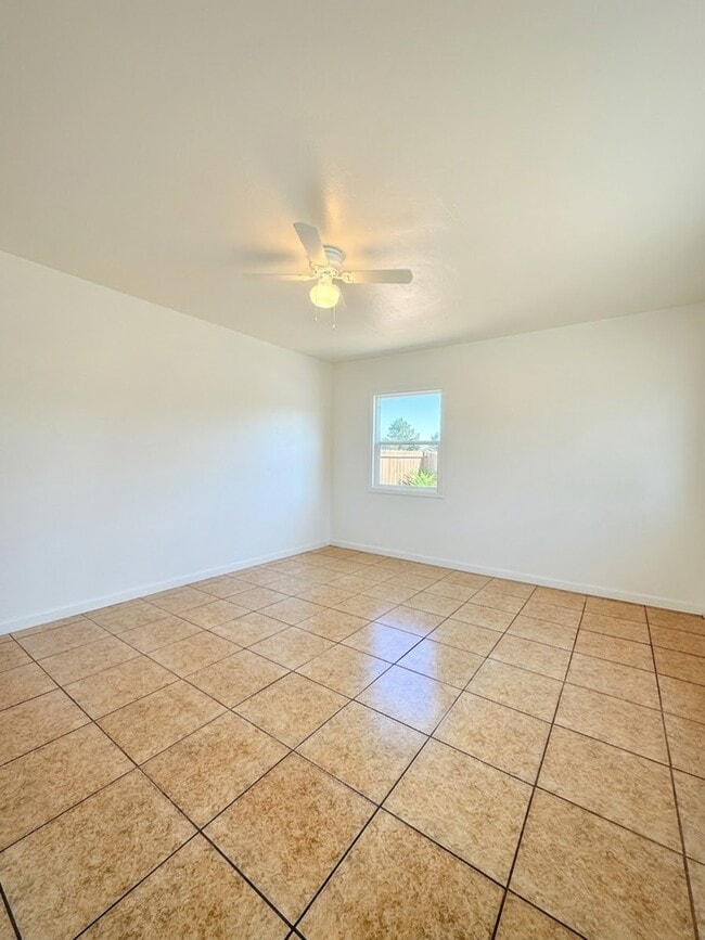 Building Photo - 663 Cadman St
