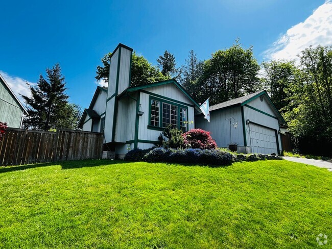 Building Photo - Pet Friendly Home Close to Everything
