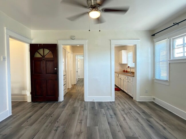 Building Photo - **519 E 17th St Long Beach** Upstairs 2 bedroom 1 bath** 2 weeks free OAC**