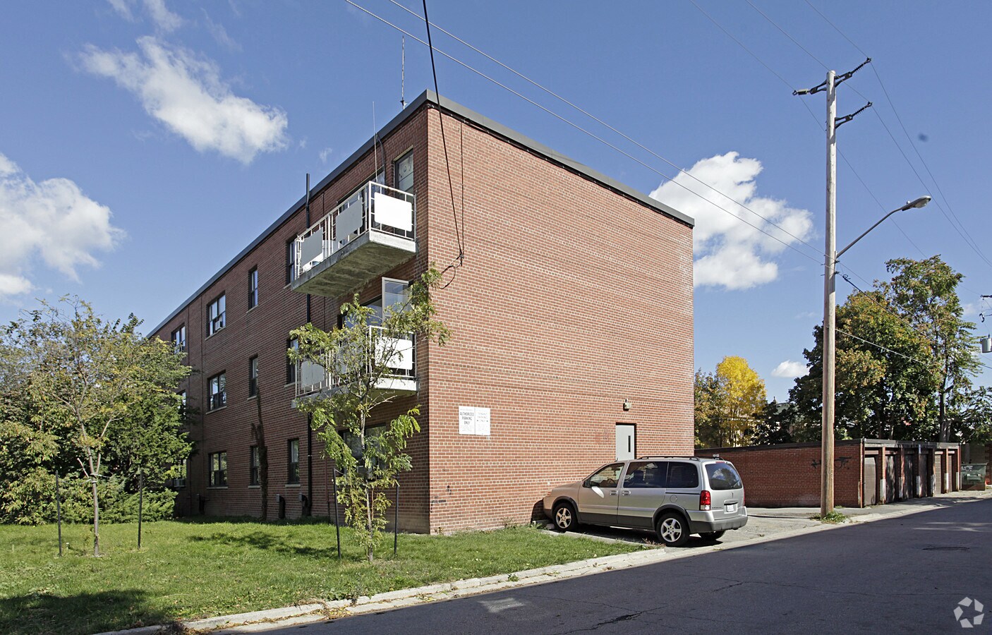 Primary Photo - 2519 Lake Shore Blvd W