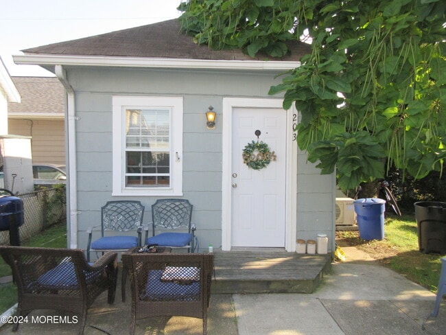 Building Photo - 203 13th Ave
