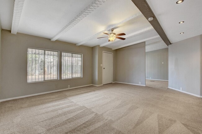 Photo - 136 Sir Thomas Dr