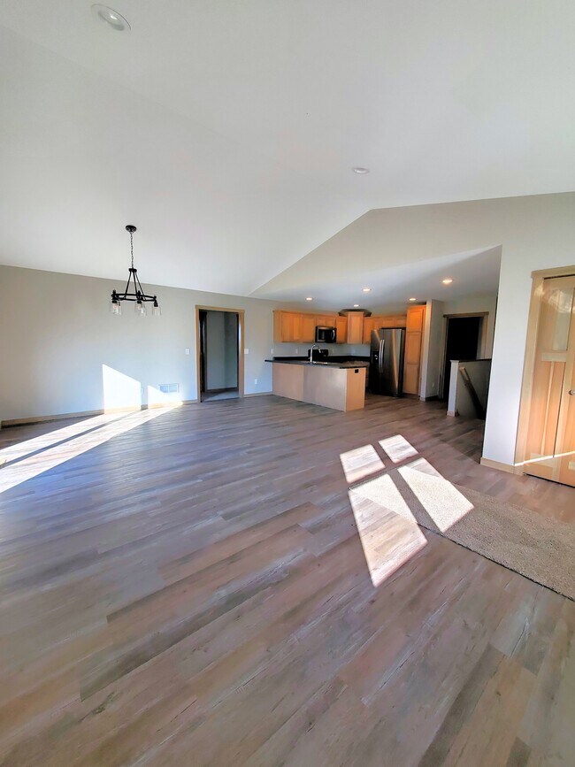 Photo - 685 Heritage Ln