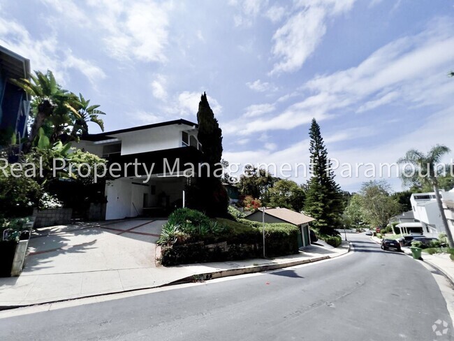 Building Photo - Furnished Brentwood Hills Retreat with Tim... Rental