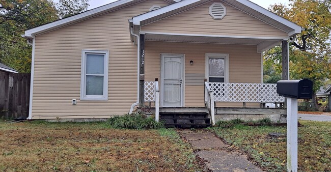 Nice front porch - 1212 S Watkins St House