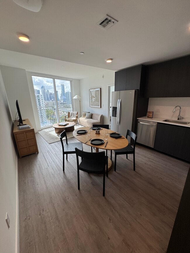 Building Photo - 132 NE 22nd St Unit B1