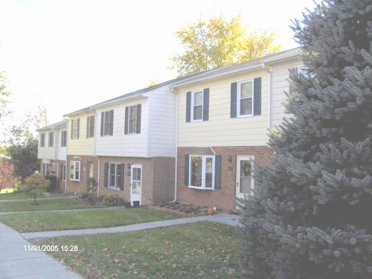 3 Bedroom 2.5 Half Bath Townhouse - 3 Bedroom 2.5 Half Bath Townhouse