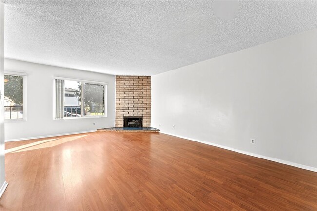 Building Photo - 1145 Thompson Ave Unit 02