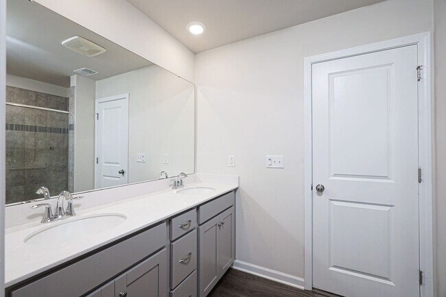 Photo - Lovely 3 Bed 2.5 Bath Townhome