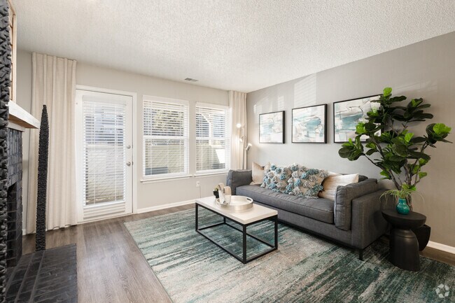 1BR, 1BA - 685SF - Living Room