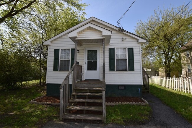 Building Photo - 3 Bedroom 1 Bathroom