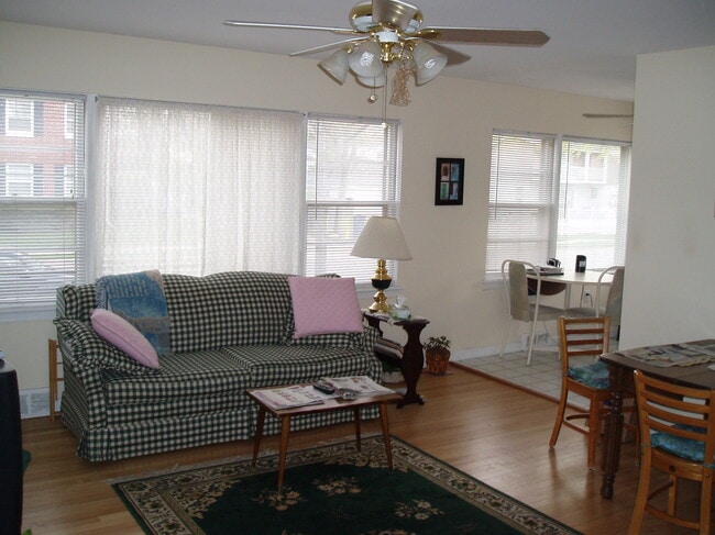 Photo - 5211 N Santa Monica Blvd