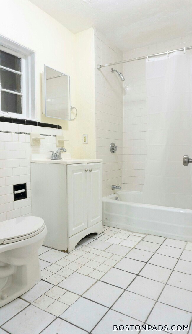 Photo - 198 Maverick St Unit 1