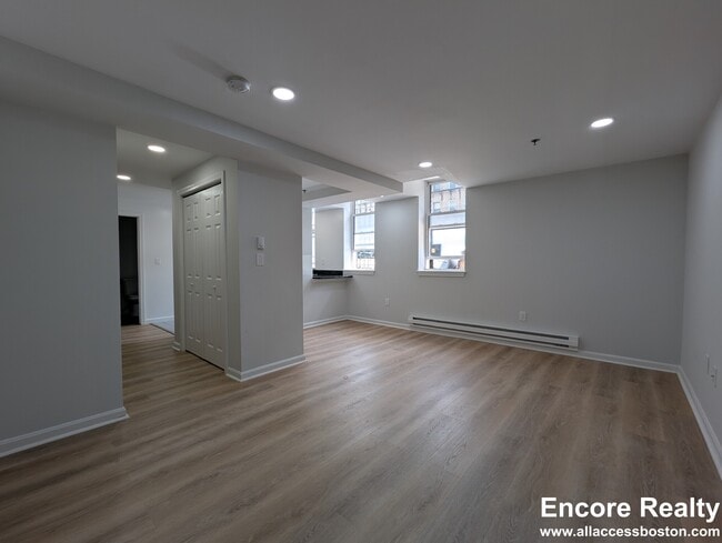 Building Photo - 32 Queensberry St Rental