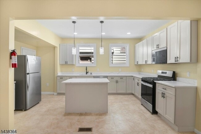 Building Photo - 118 Lehigh Ave Unit 1