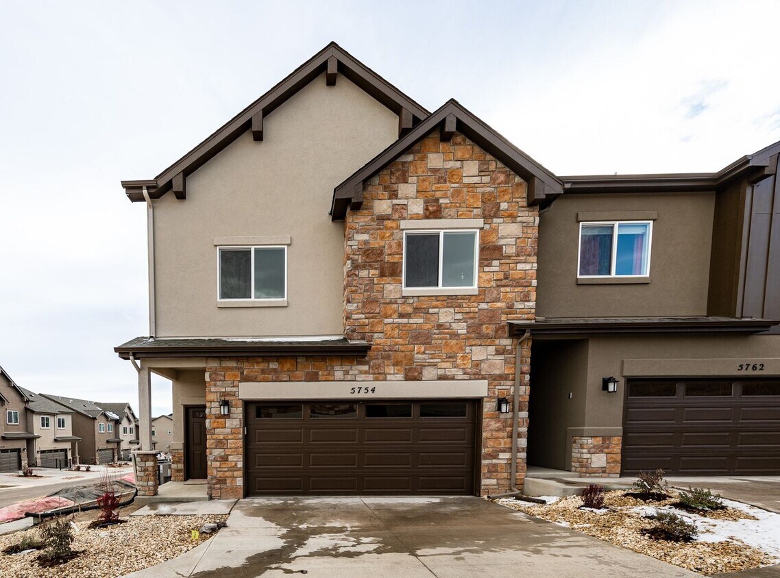 3 Bedroom End Unit Luxury Townhome in Moun... - 3 Bedroom End Unit Luxury Townhome in Moun...