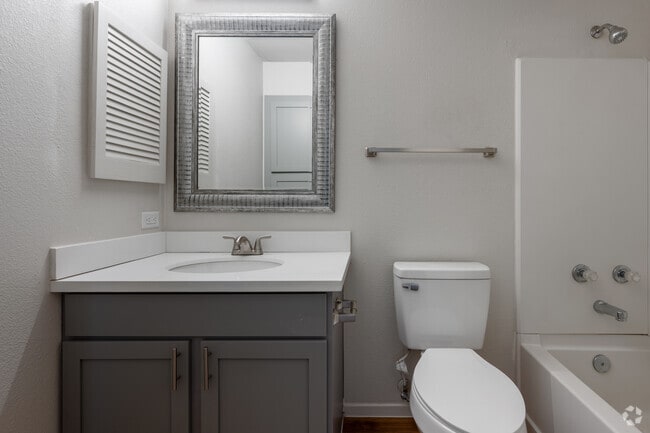 2BR, 1.5BA - 945SF - Bathroom