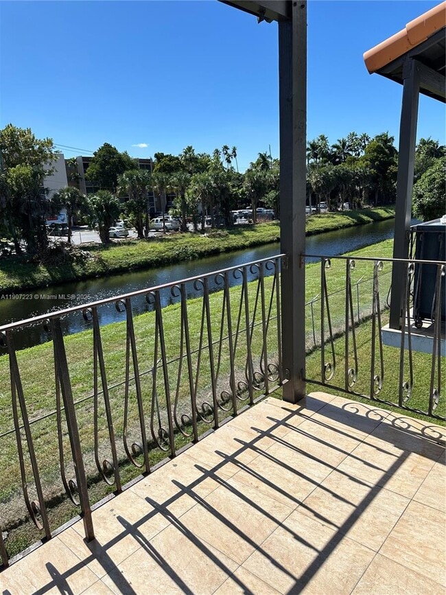 Photo - 1300 W 53rd St Unidad 28