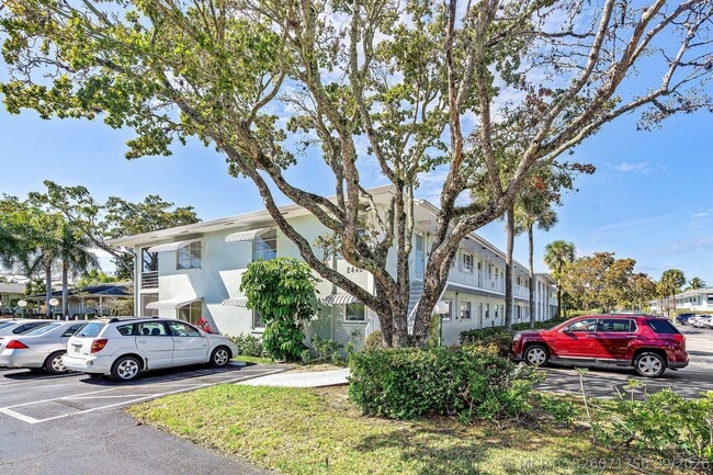 Building Photo - 2440 SW 22nd Ave Unit 703