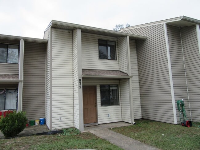 Building Photo - 832 West. St. Unit 832 West St. Rental