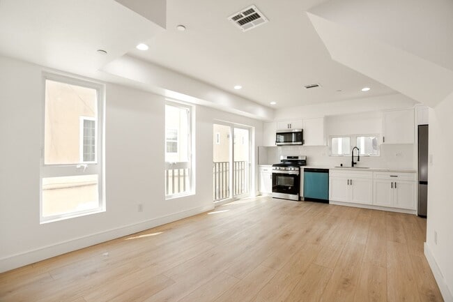 Photo - BRAND NEW TOWNHOUSE! One Month Free! Unit #1615