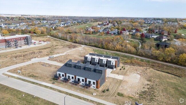 Building Photo - Echo View Townhomes Unit 9364 Brooks Place