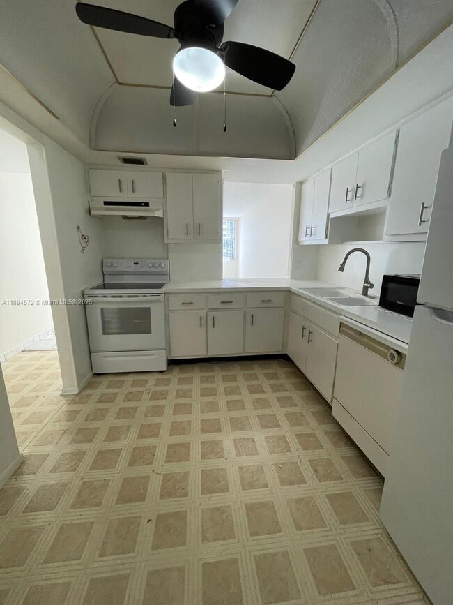 Photo - 1301 NE Miami Gardens Dr Unidad 323W