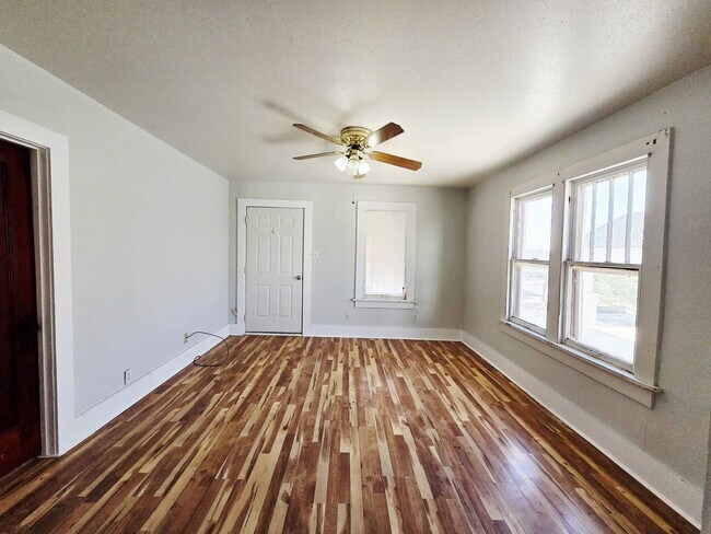 Photo - 1009 S Main St